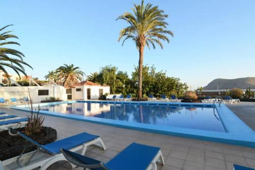 Bungalow con piscina comunitaria — 4-Star Luxury Hotel in Arona, Spain