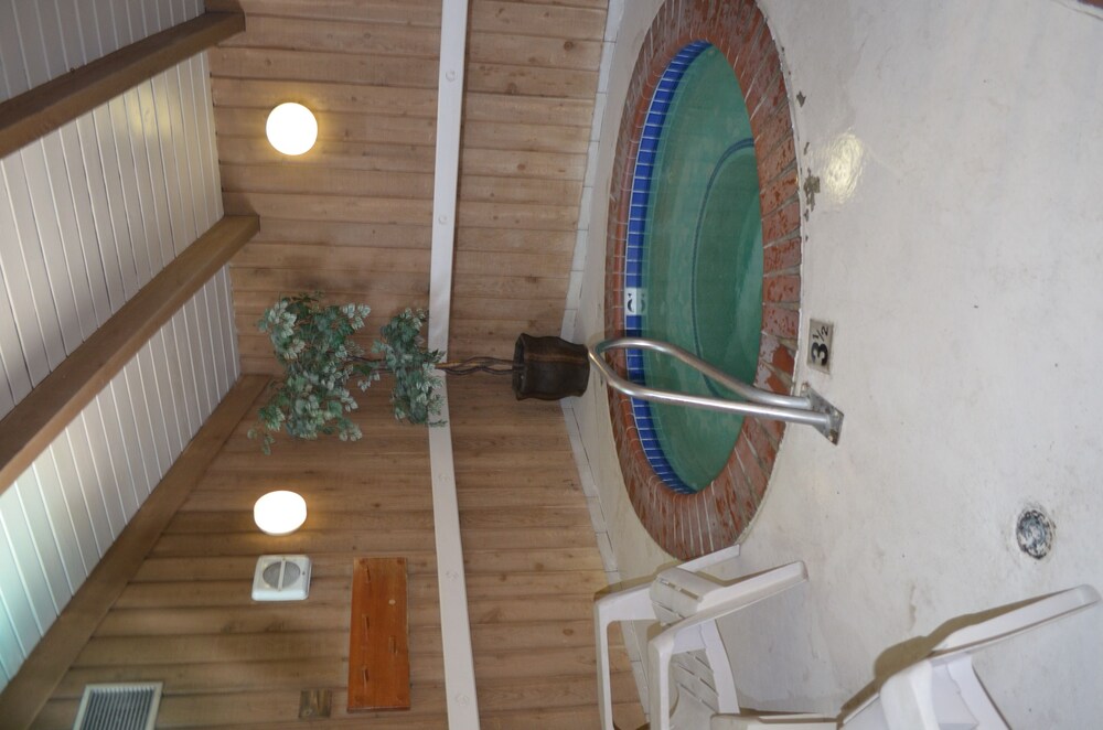 Nampa Inn & Suites - photo 23