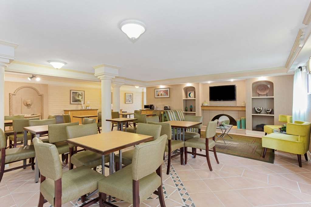 La Quinta Inn by Wyndham Orlando Airport West - photo 21