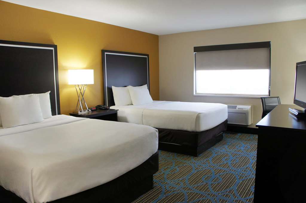 La Quinta Inn & Suites by Wyndham Emporia - photo 13