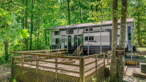 Happy Glamper RV at Haven of Hope near Little River Canyon National Preserve — hotel in Fort Payne