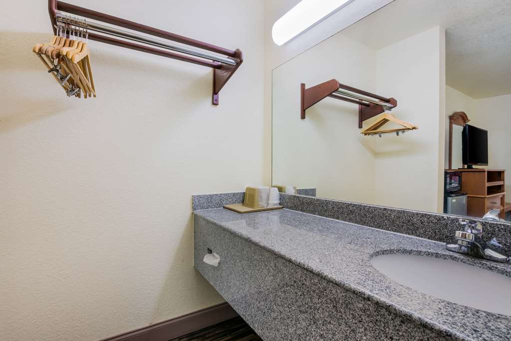 Econo Lodge & Suites Brinkley - photo 28