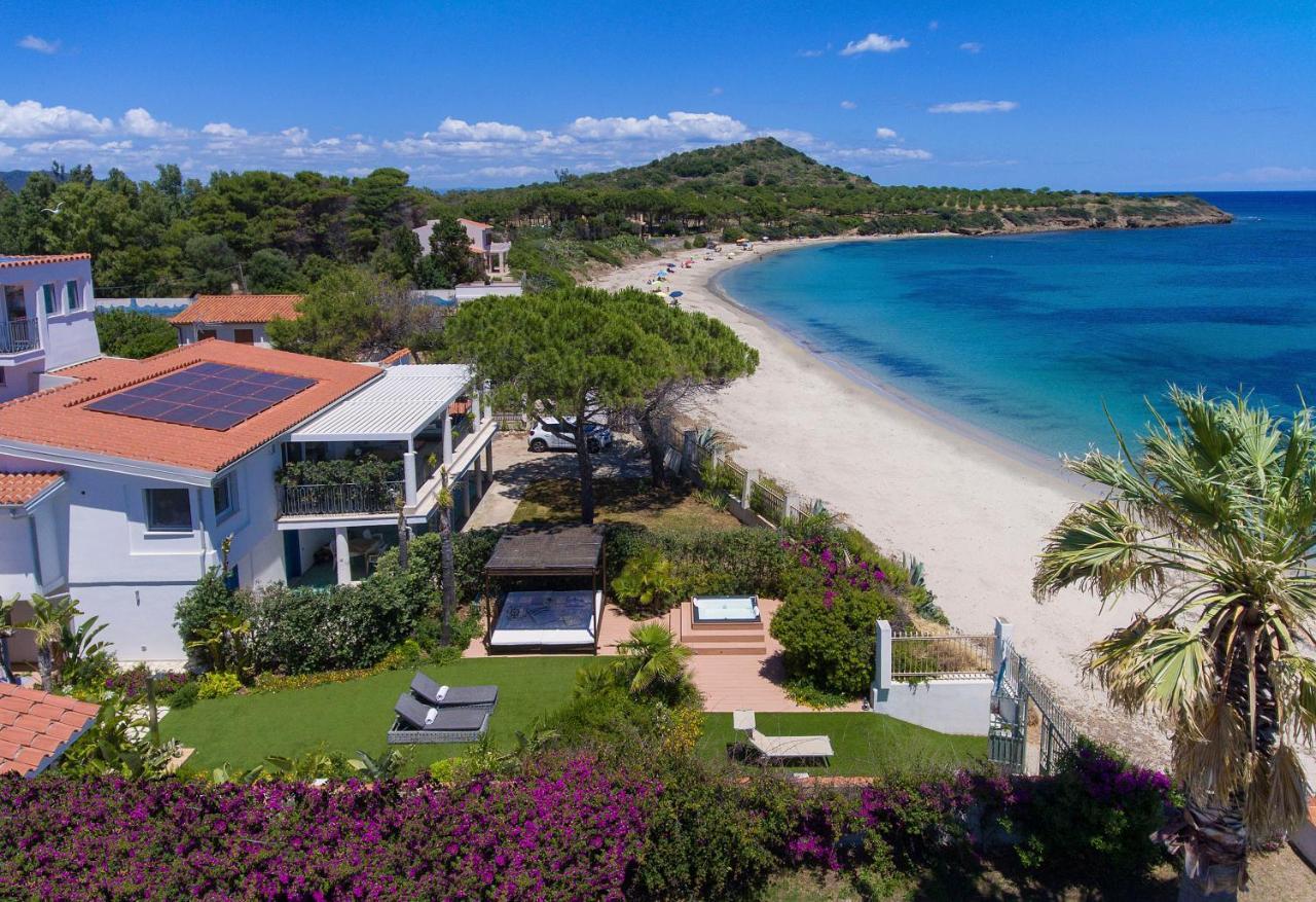Lussuoso appartamento sulla spiaggia di Nora con jacuzzi e giardino — 4-Star Luxury Hotel in Pula, Italy