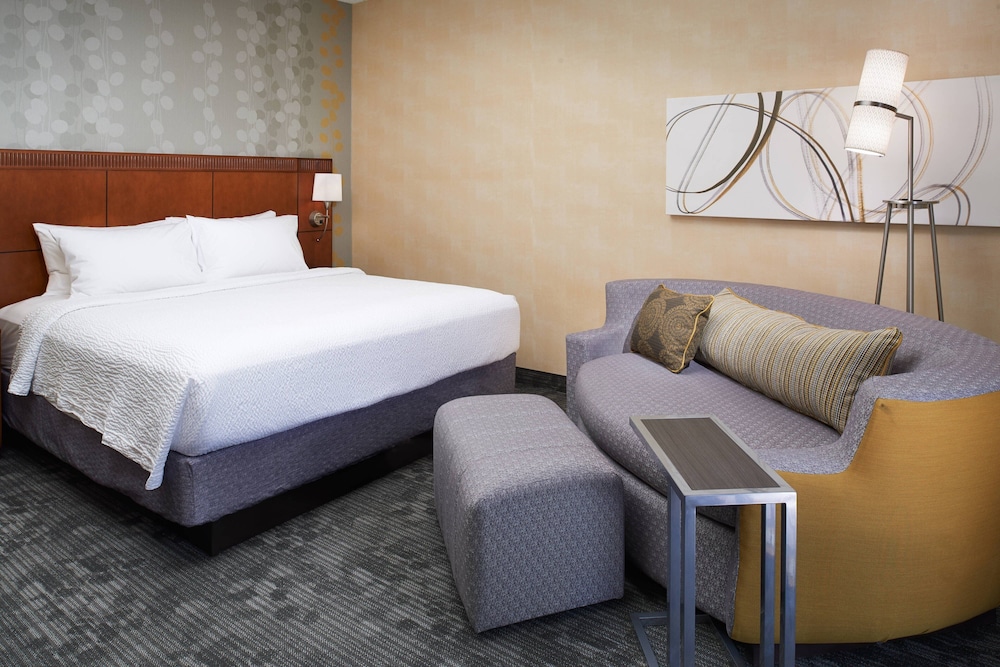 Courtyard by Marriott Detroit Dearborn - photo 4