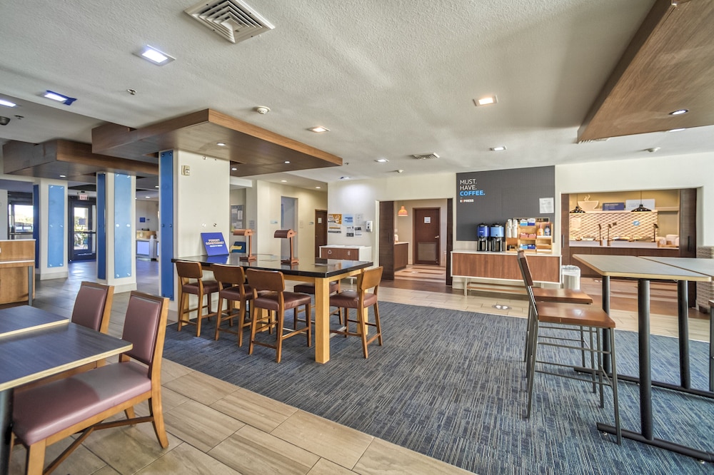 Holiday Inn Express Suites Beeville by IHG - photo 42