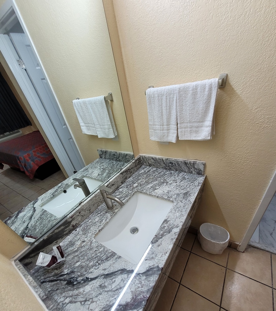 La Vista Motel - photo 13