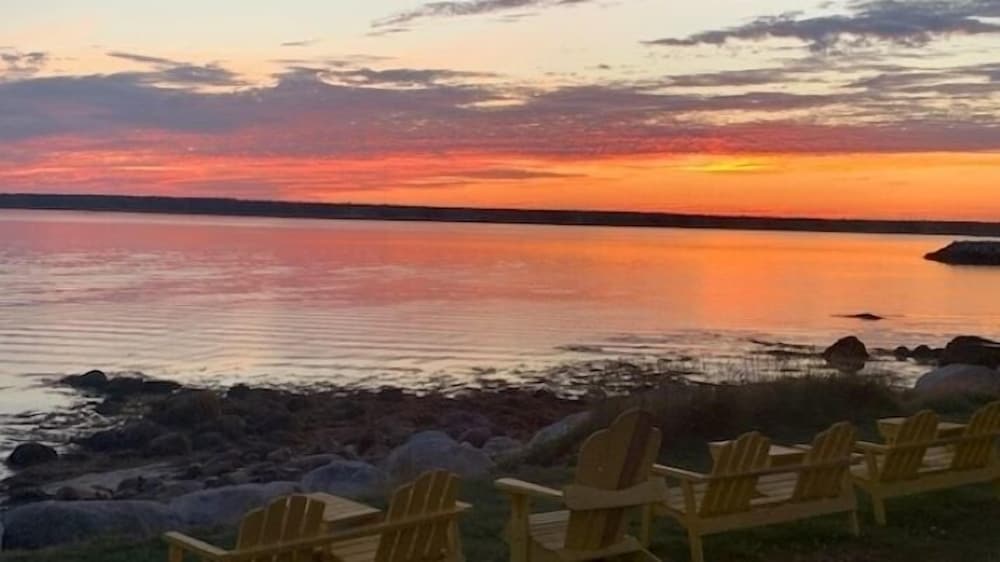 Whispering Waves Cottages — 4-Star Luxury Hotel in Shelburne, Canada
