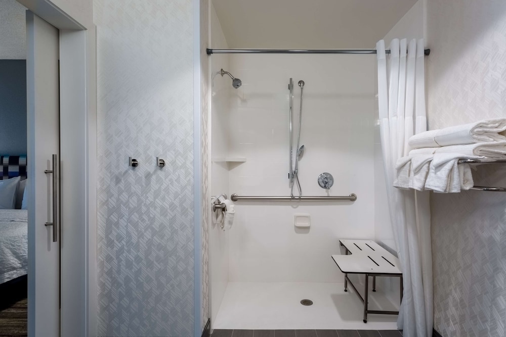 Hampton Inn & Suites Herndon Reston - photo 32