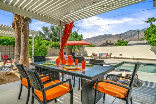 Palm Springs Home with a Resort Style Backyard Joy pool hot tub views in Palm Springs, United States