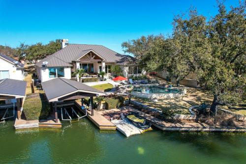 Stunning Lakefront Retreat Pool Boat Lift Spectacular Views — 4-Star Luxury Hotel in Horseshoe Bay, United States