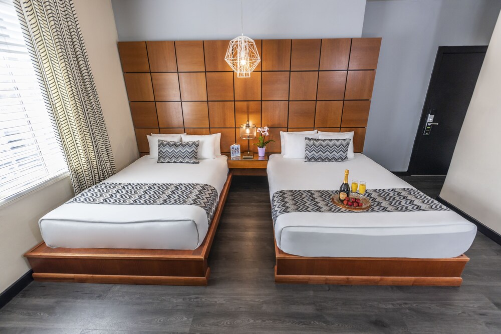 Chesterfield Hotel & Suites - photo 13