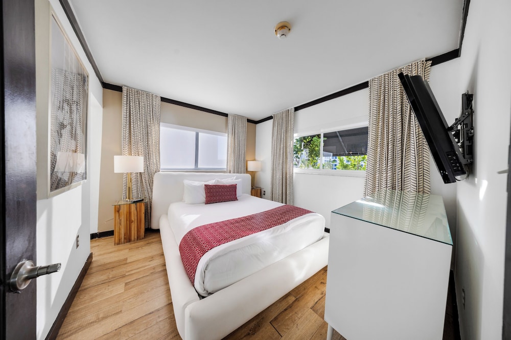 The Shoreline Suites - photo 11