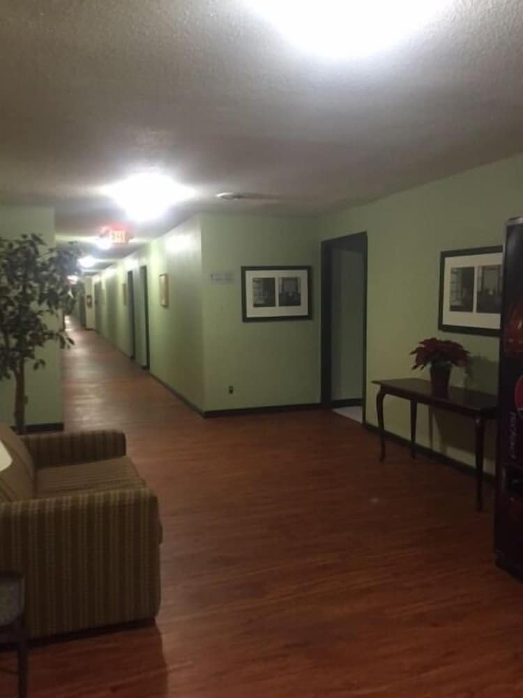 Days Inn by Wyndham Cleveland Lakewood - photo 22