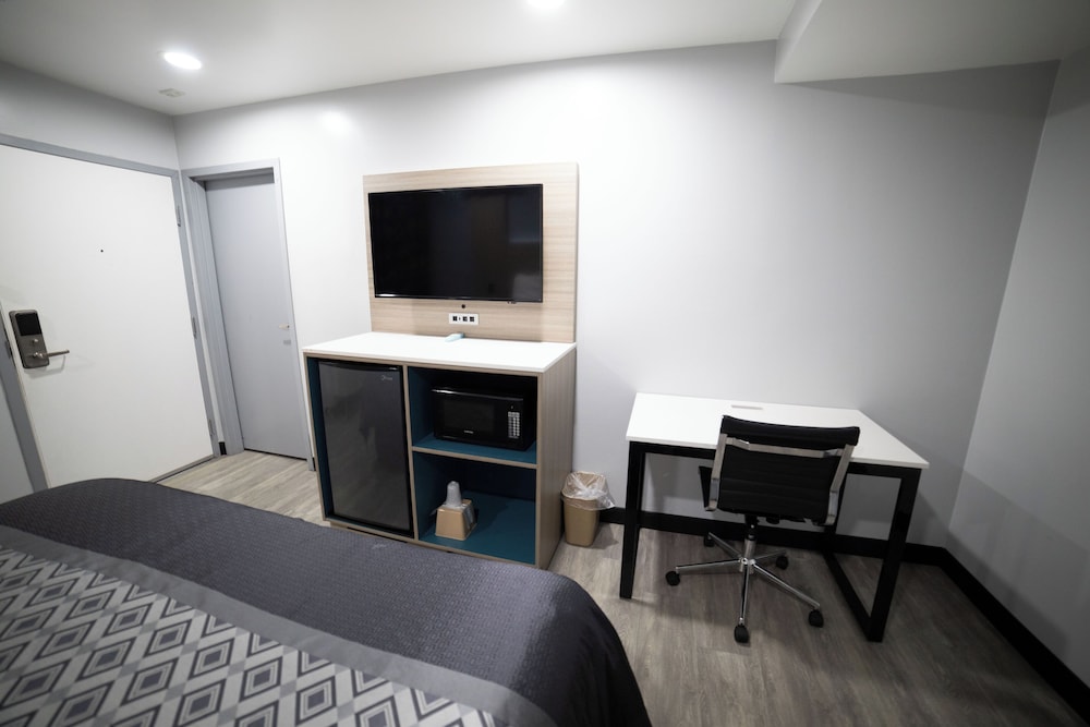 Express Inn & Suites - photo 8