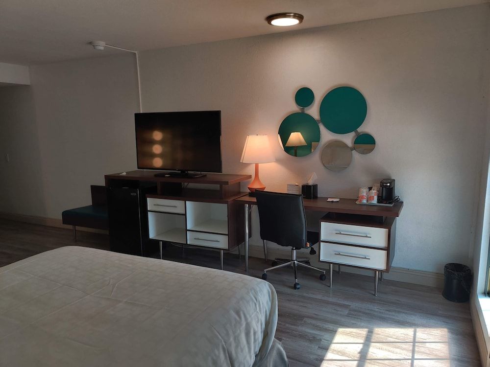 Clarion Pointe Fresno Near Yosemite - photo 22