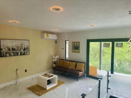Mansion Ville - carbon neutral hotel in Moore Haven