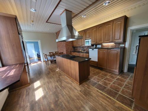 Kirstulan Kartanon päärakennuksessa sijaitseva hieno huoneisto — 4-Star Luxury Hotel in Haemeenlinna, Finland