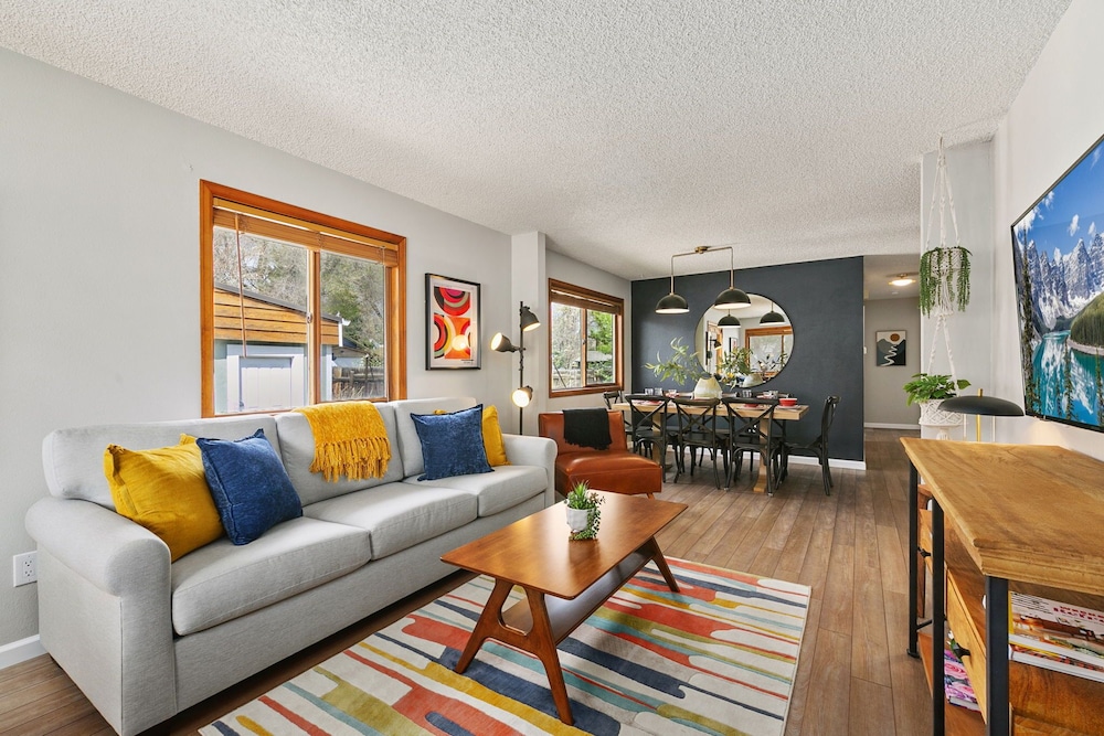 Old Town Basecamp 6 Blocks to Old Town Square in Fort Collins, United States