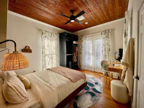 Austin Landmark 1894 Bouldin Creek Farmhouse — 4-Star Luxury Hotel in Austin, United States