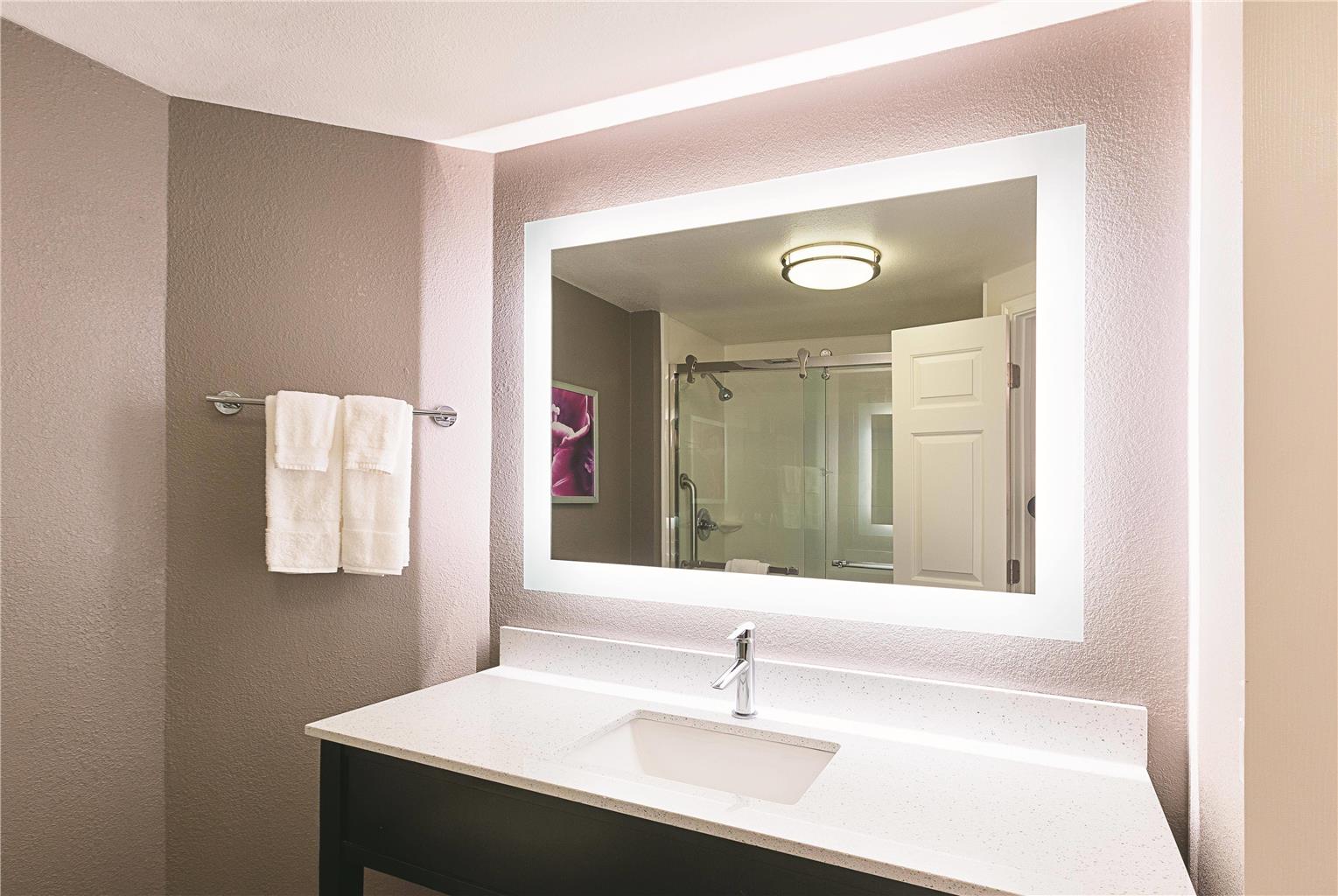 La Quinta Inn & Suites by Wyndham Atlanta Alpharetta - photo 28