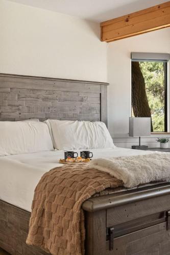 Bear Moon Manor with a Hot Tub in Big Bear Lake, United States