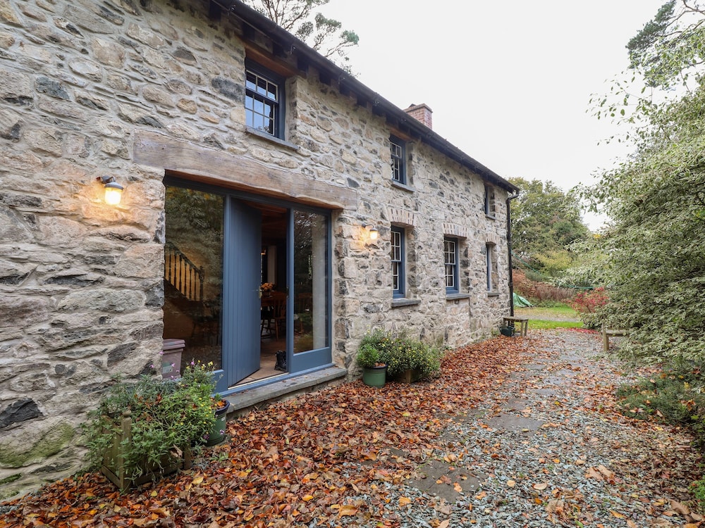 Castle Coach House — 4-Star Luxury Hotel in Newport, United Kingdom