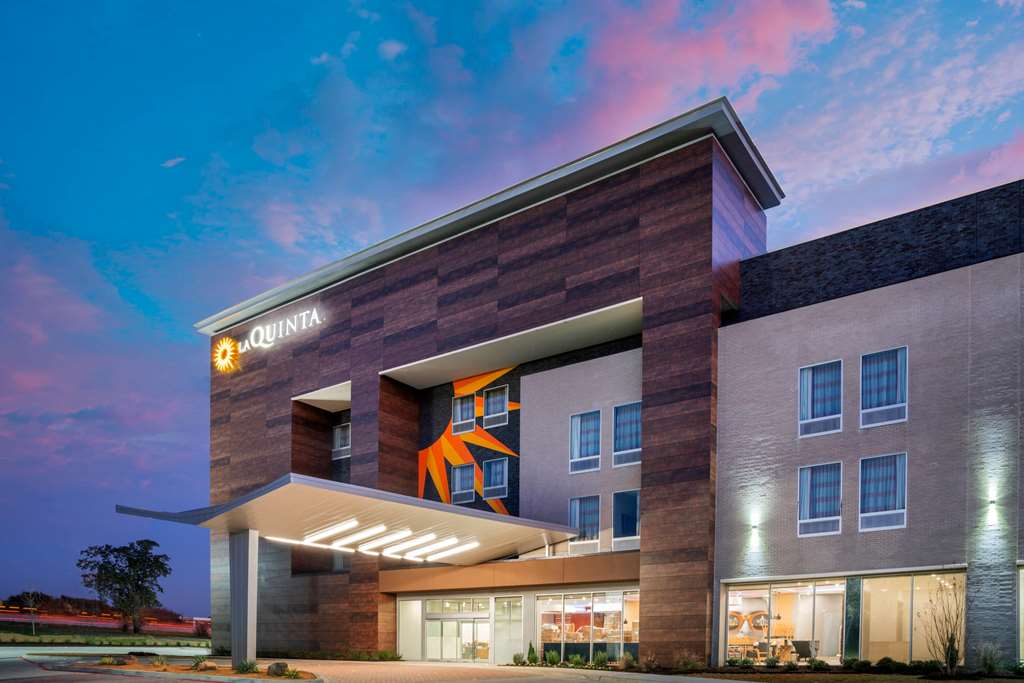 La Quinta Inn & Suites by Wyndham Lewisville - photo 6