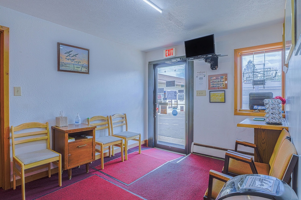 Love Hotels Silver Street by OYO at Hurley WI - photo 5