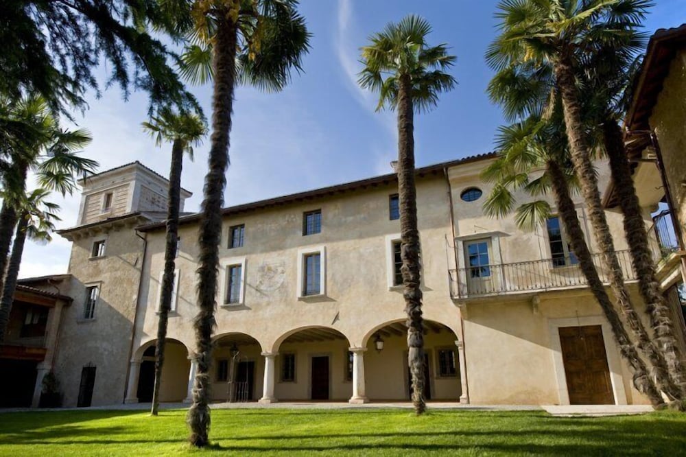Agriturismo L'Unicorno — 4-Star Luxury Hotel in Bedizzole, Italy