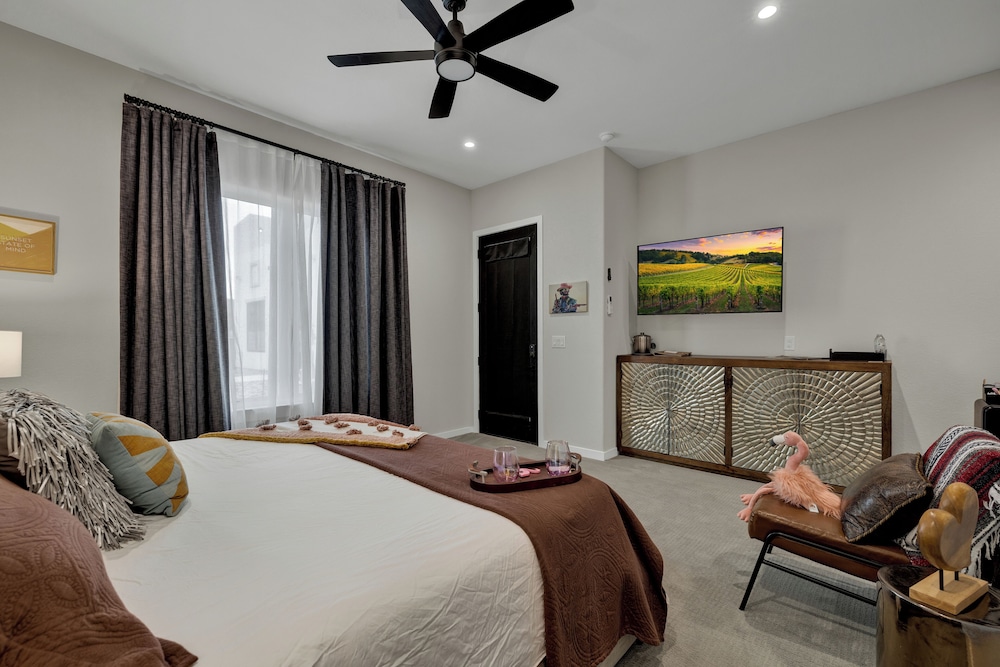 The Bentley Hotel Clint Eastwood Room Hill Country View - photo 4