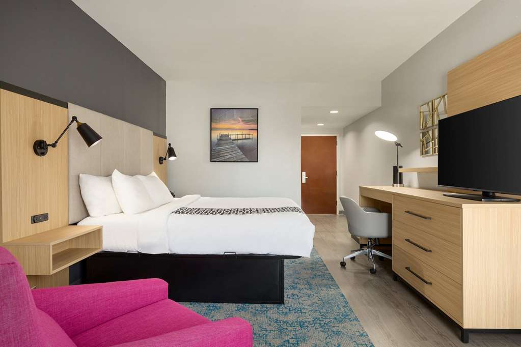 La Quinta Inn & Suites by Wyndham Selma Smithfield I 95 - photo 13