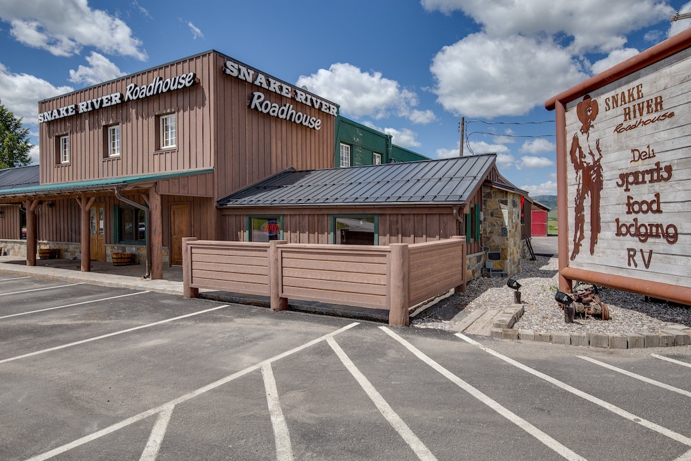 Snake River Roadhouse by KABINO Air Conditioning WiFi Bar Below Pool Table Shuffleboard Yummy Food in Alpine, United States