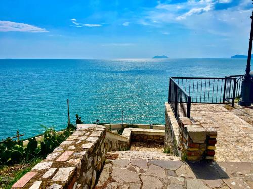 Il Mare Nel Pozzo Sperlonga Centro Storico Tutti i servizi sotto casa a 100 mt dal mare Parcheggio multilivello adiacente lasci la macchina e fai tutto a piedi — 4-Star Luxury Hotel in Sperlonga, Italy