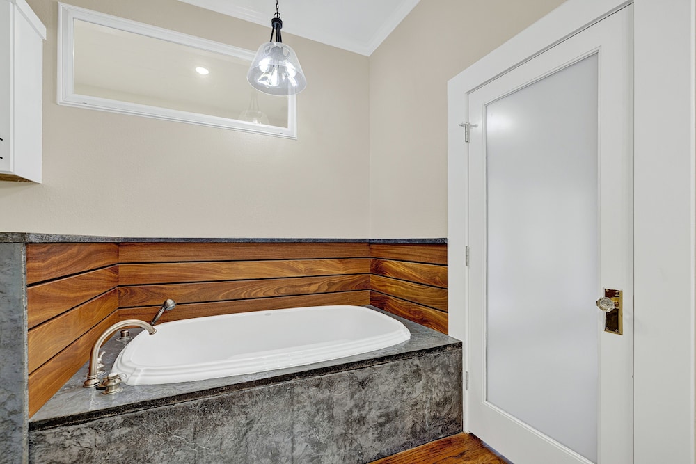 Heart of Fredericksburg With Pool Hot tub&grill - photo 15