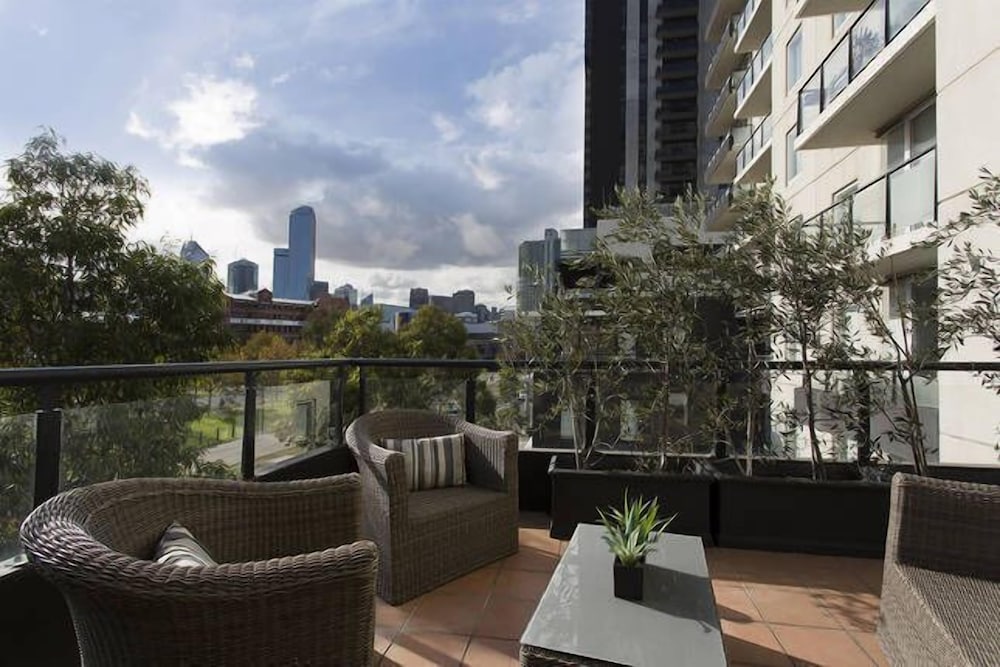 Platinum Apartments on Whiteman St — 4-Star Luxury Hotel in Southbank, Australia