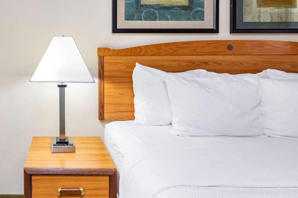 La Quinta Inn & Suites by Wyndham El Paso East - photo 6