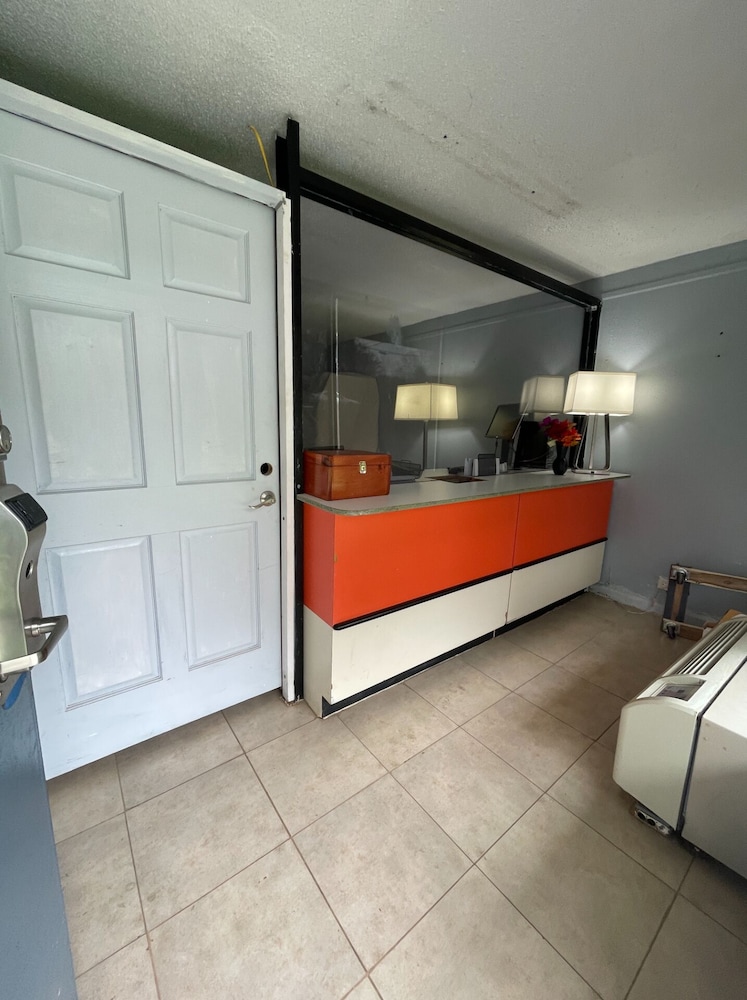 Lamplighter Inn By OYO Charlotte Airport Area - photo 4