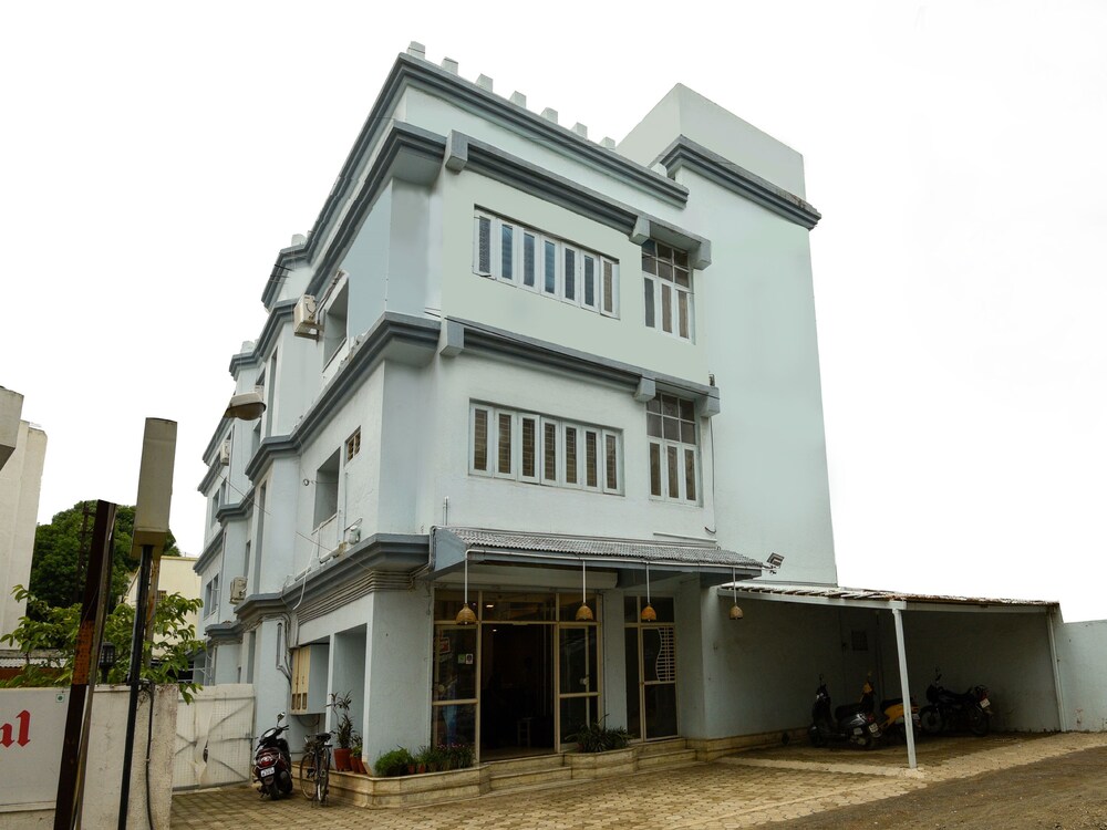 OYO 15199 Hotel Shree Maya