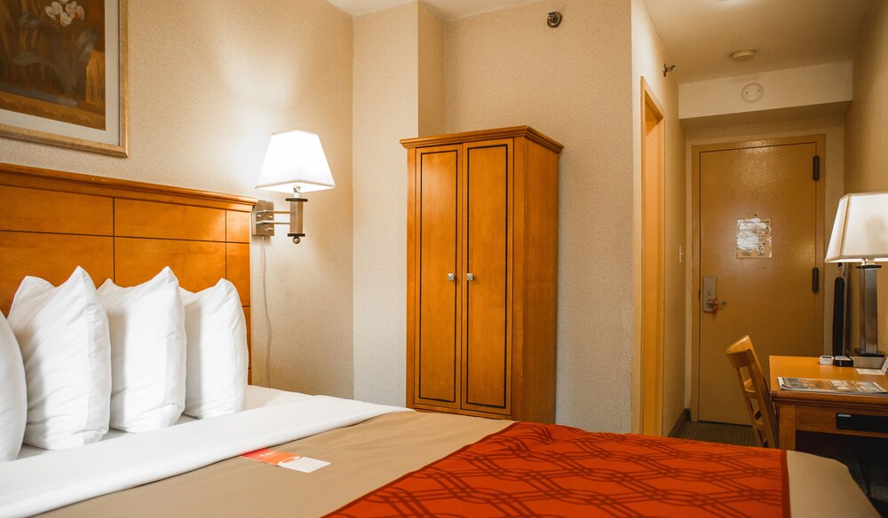 Econo Lodge Times Square - photo 10
