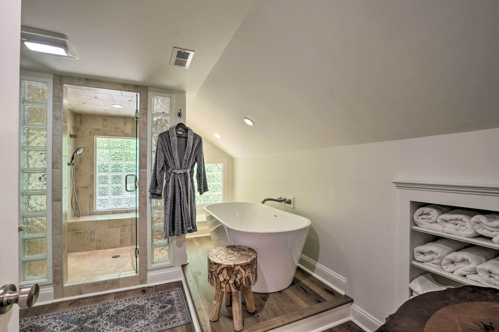 Butterfly Creek Columbus Estate on 3 Acres in Columbus, United States