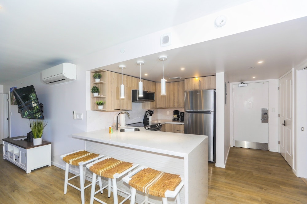 Fully Furnished Ilikai Tower 525 Condo With Free Wifi Near Best Waikiki Beaches by RedAwning - photo 9