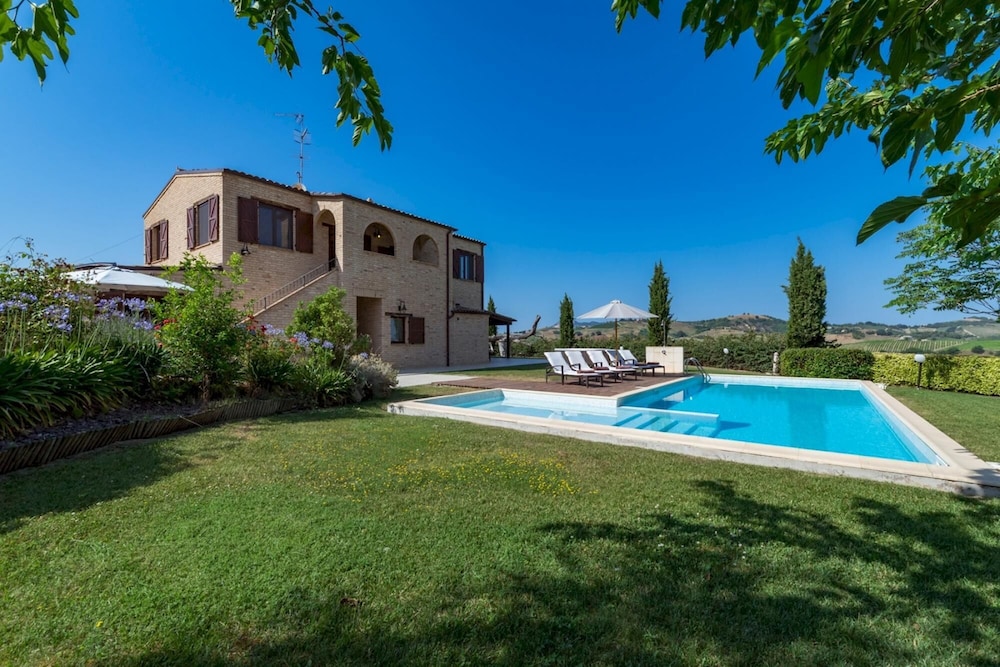 Casale Rosy 6&2 Emma Villas — 4-Star Luxury Hotel in Offida, Italy