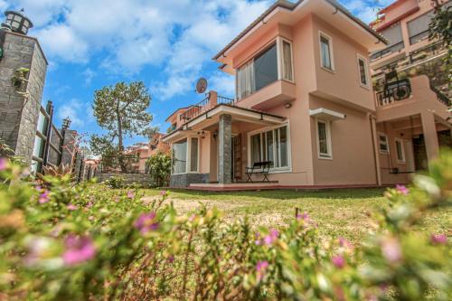 Ceedar Cottages — 4-Star Luxury Hotel in Bhim Tal, India