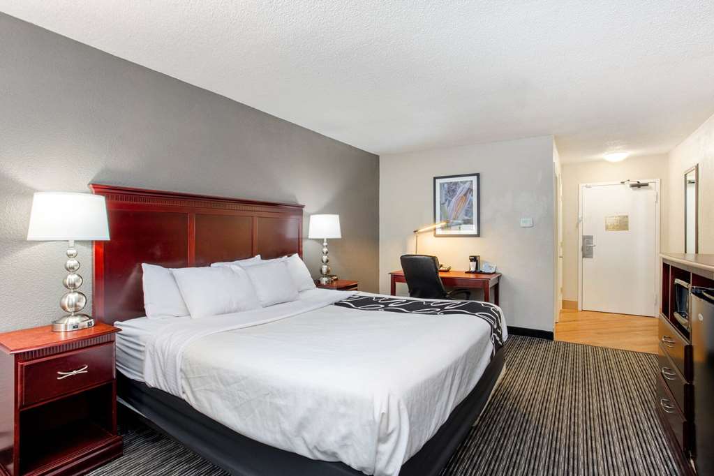 La Quinta Inn & Suites by Wyndham Indianapolis South - photo 16