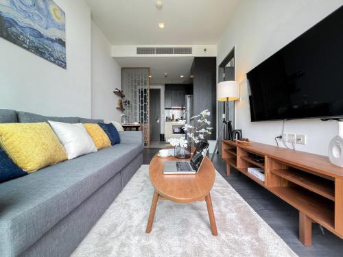 Urban Chic Living 1BR Ultra Fast WiFi BTS Asoke