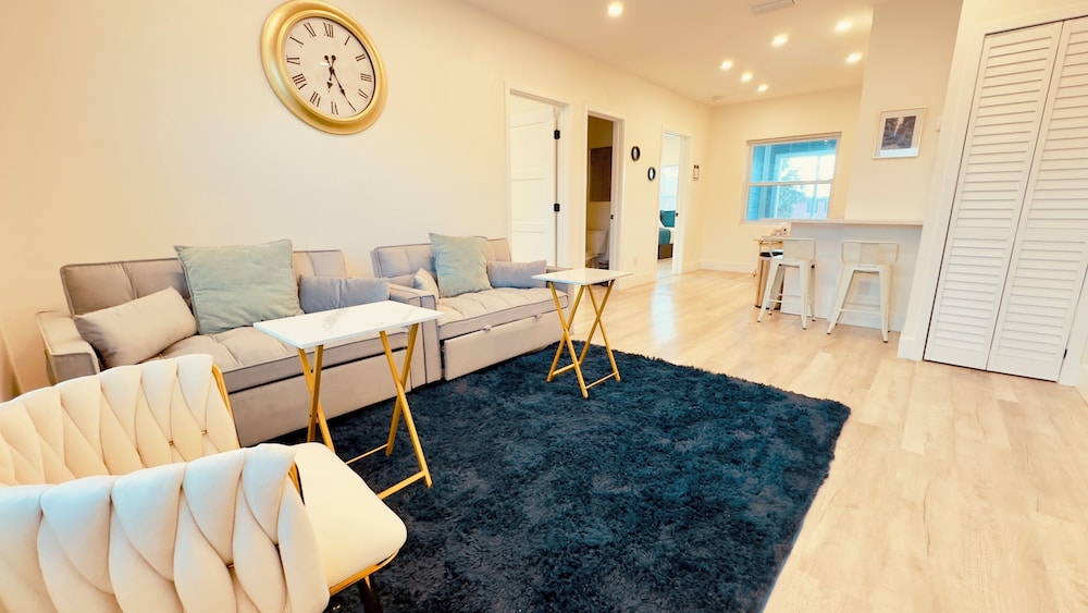 Blue wave 2 minute walk to beach in Daytona Beach, United States