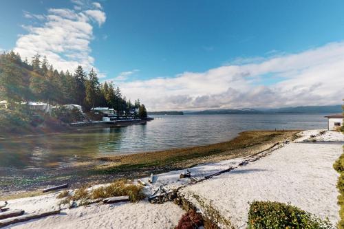 Seaside Sanctuary Beach House — 4-Star Luxury Hotel in Seabeck, United States