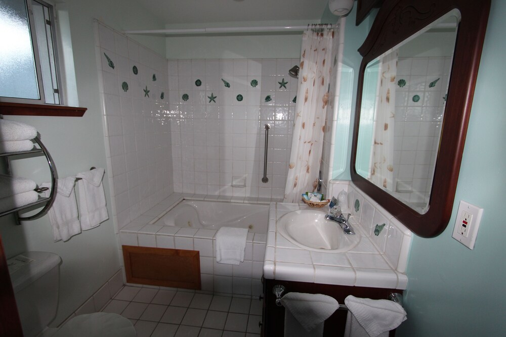 Edgewater Beach Inn - photo 50