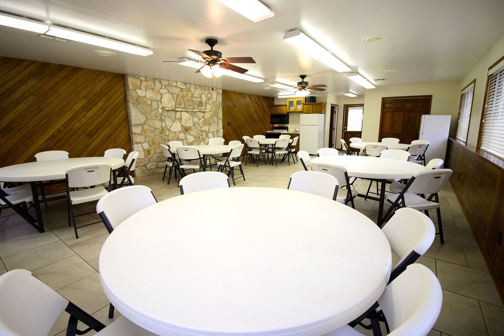 Peach Tree Inn & Suites - photo 58
