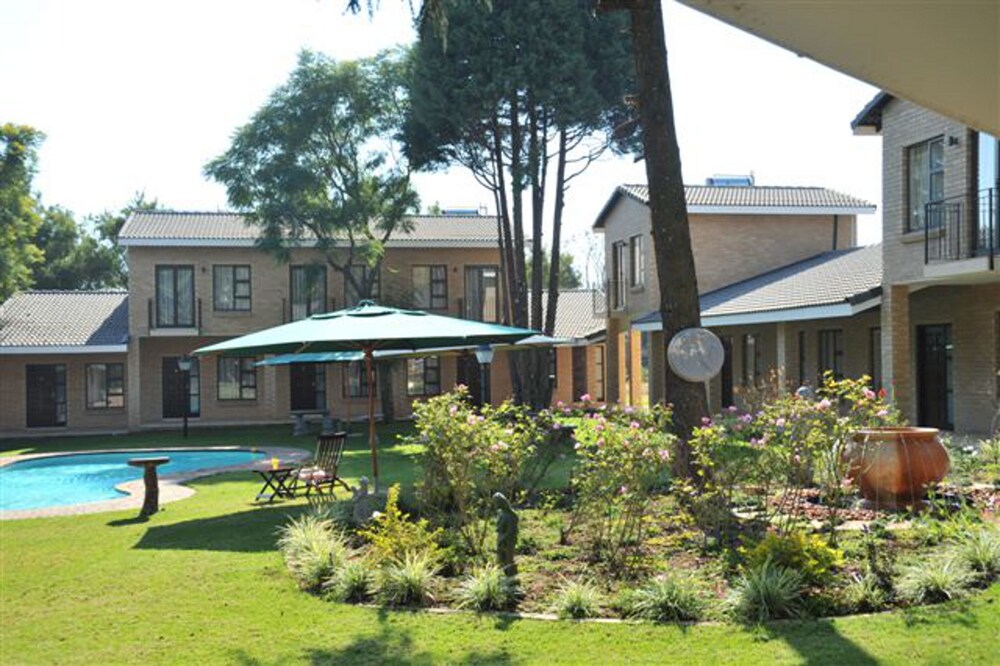 Hoyohoyo Chartwell Lodge — 4-Star Luxury Hotel in Johannesburg, South Africa